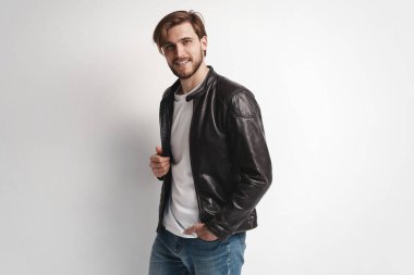 Moda adamı, yakışıklı, ciddi, güzel erkek model portresi deri ceket, beyaz arka planda genç bir adam..