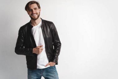 Moda adamı, yakışıklı, ciddi, güzel erkek model portresi deri ceket, beyaz arka planda genç bir adam..