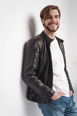 Moda adamı, yakışıklı, ciddi, güzel erkek model portresi deri ceket, beyaz arka planda genç bir adam..