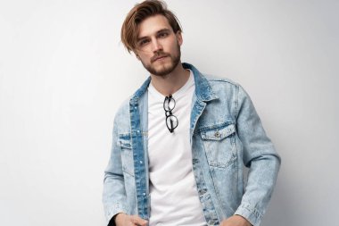 Kot ceket giyen genç adamın moda portresi..