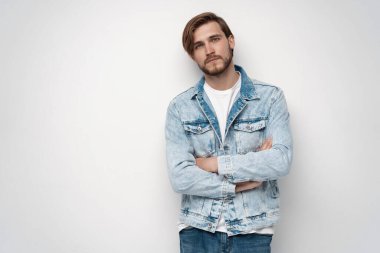 Kot ceket giyen genç adamın moda portresi..