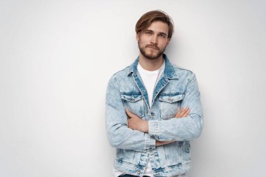 Kot ceket giyen genç adamın moda portresi..