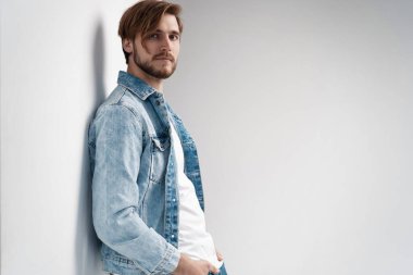 Kot ceket giyen genç adamın moda portresi..