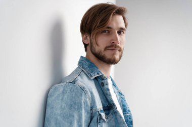 Kot ceket giyen genç adamın moda portresi..