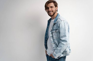 Kot ceket giyen genç adamın moda portresi..