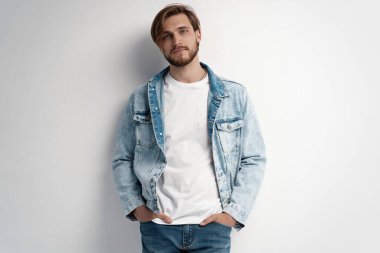 Kot ceket giyen genç adamın moda portresi..
