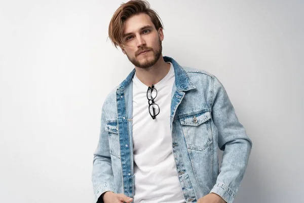 Модный портрет молодого человека в джинсовой куртке. — стоковое фото