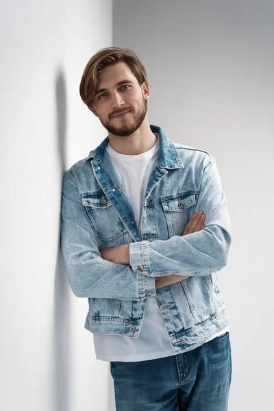 Модний портрет молодого чоловіка в джинсовій куртці . — стокове фото