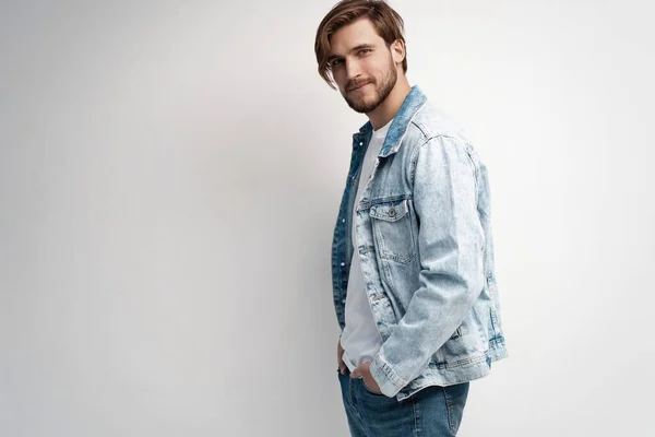 Модный портрет молодого человека в джинсовой куртке. — стоковое фото