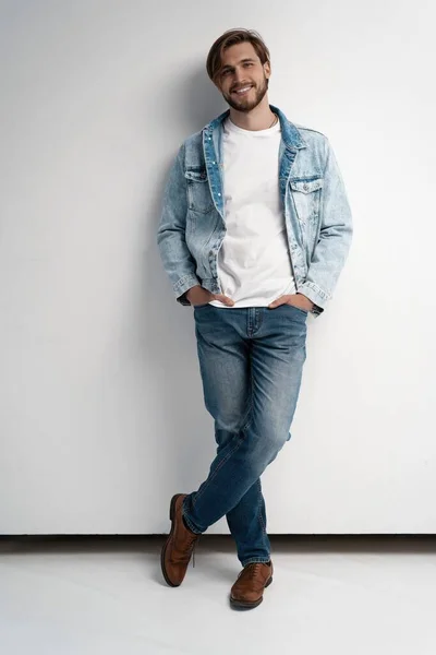 ジーンズジャケットを着た若い男のファッションの肖像. — ストック写真