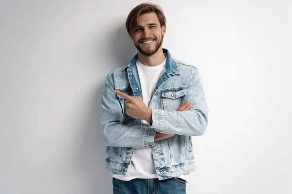 Ritratto di moda di giovane uomo che indossa giacca jeans. — Foto Stock