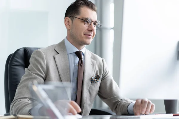 Junge Angestellte schauen während ihres Arbeitstages im Büro auf den Computermonitor. — Stockfoto