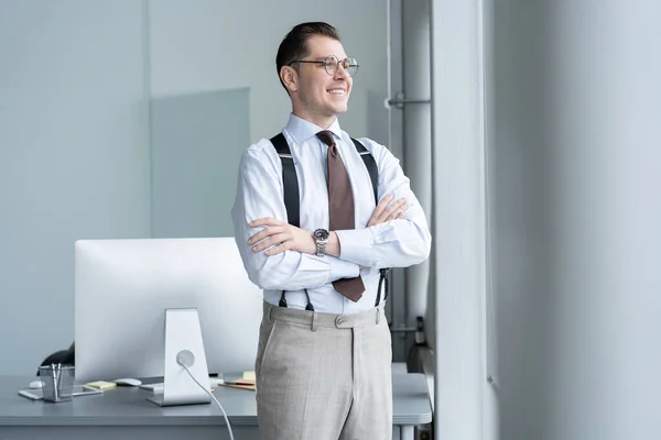 Portret van een zakenman staande door het venster in Office. — Stockfoto