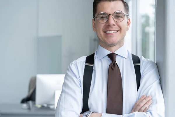 Porträt eines Geschäftsmannes, der im Büro am Fenster steht. — Stockfoto