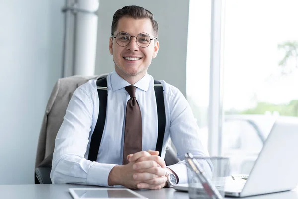 Hombre de negocios guapo trabajando con el ordenador portátil en la oficina. — Foto de Stock