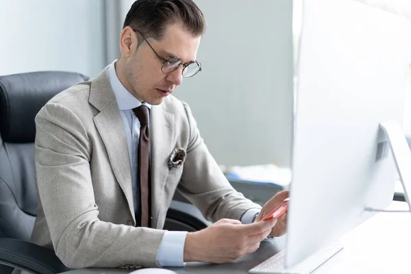 Business, office en technology concept - zakenman met computer en smartphone op kantoor. — Stockfoto