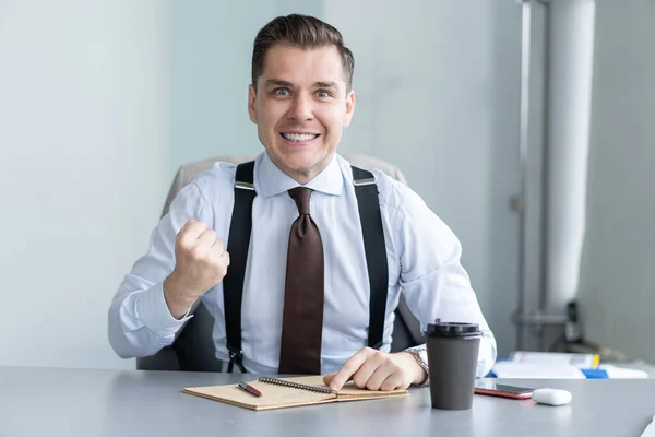 Sonriente hombre de negocios sentarse en el escritorio hablar en webcam tener videocall con el cliente, motivado entrenador hablar disparar tutorial en línea — Foto de Stock