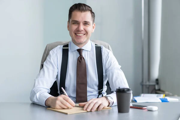 Lächelnder Geschäftsmann sitzt am Schreibtisch Gespräch vor der Webcam mit Videotelefonie mit Client, motivierter Coach sprechen schießen Online-Tutorial — Stockfoto