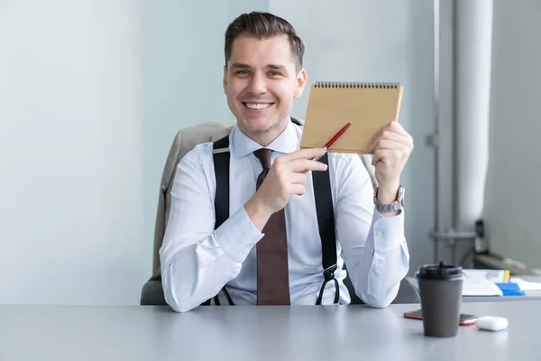 Lächelnder Geschäftsmann sitzt am Schreibtisch Gespräch vor der Webcam mit Videotelefonie mit Client, motivierter Coach sprechen schießen Online-Tutorial — Stockfoto