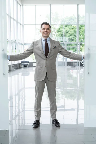 Bonito empresário confiante em terno entrando no escritório . — Fotografia de Stock