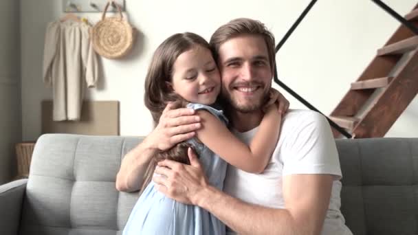 Babasının portresi, elinde çocuk kızı tutarken ve evde sarılırken. Baba kızına sarılıp öpüyor. Babalar Günü. — Stok video