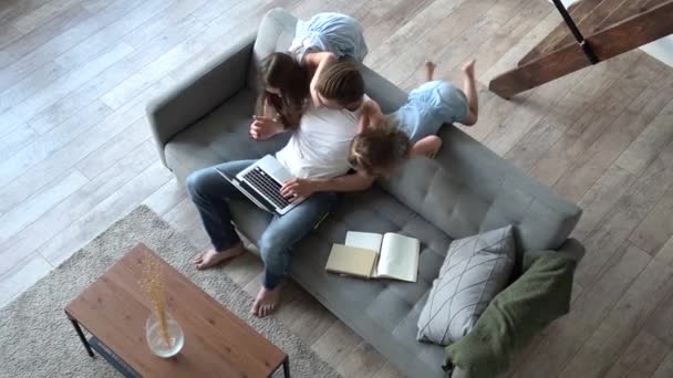 子供と一緒に家で働く白人男性、書類をチェックする. — ストック動画