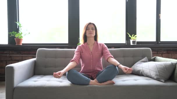Güzel bekar anne yoga yapıyor, gürültülü koşan iki çocuk dikkatini dağıtıyor. — Stok video