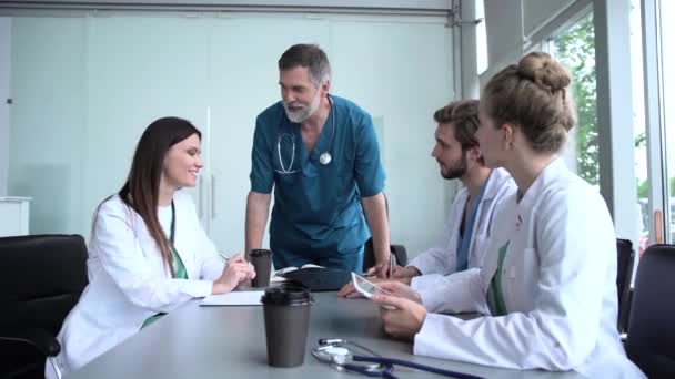 Gruppo di medici che guardano i raggi X sulla conferenza medica, discutendo questioni — Video Stock