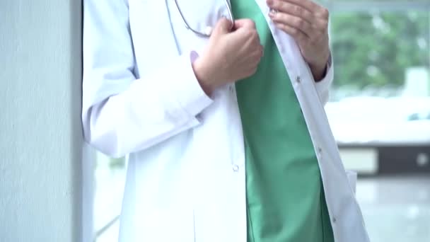 Feliz joven doctora europea vistiendo bata médica blanca y estetoscopio, mirando a la cámara. Médico sonriente posando en la oficina del hospital . — Vídeos de Stock