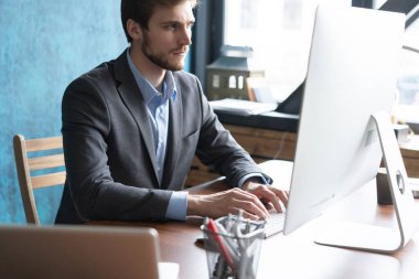 Çağdaş Ofiste Bilgisayarda Çalışan Adam.