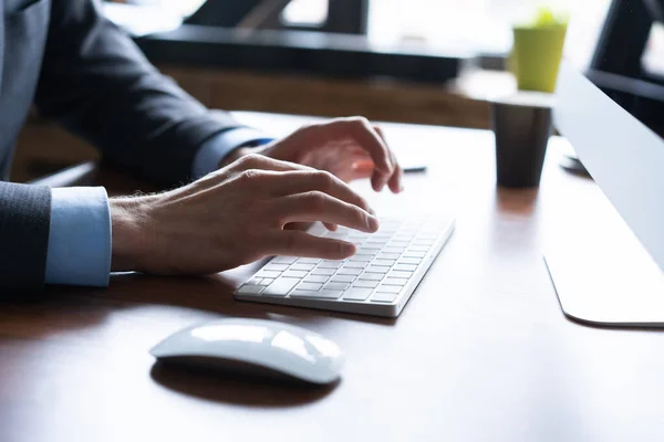 Homem de negócios usando computador portátil. Mão masculina digitando no teclado do laptop . — Fotografia de Stock