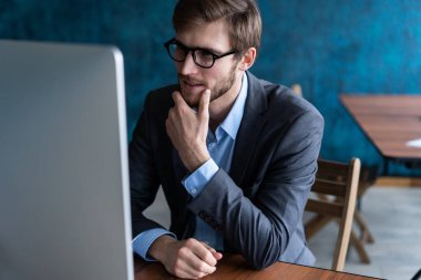 Çağdaş Ofiste Bilgisayarda Çalışan Adam.