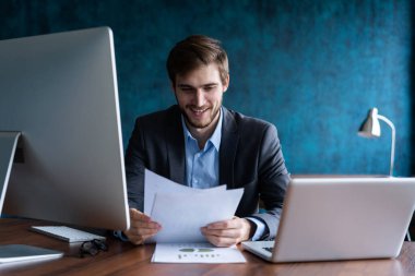 Çağdaş Ofiste Bilgisayarda Çalışan Adam.