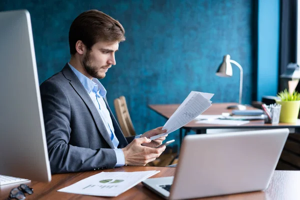 Homem de negócios trabalhando no escritório com laptop e documentos em sua mesa, conceito advogado consultor . — Fotografia de Stock