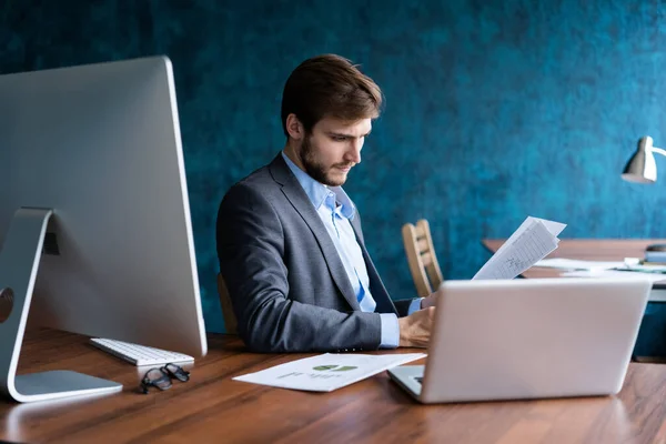 Homem de negócios trabalhando no escritório com laptop e documentos em sua mesa, conceito advogado consultor . — Fotografia de Stock