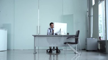 Heyecanlı genç çalışan yönetici girişimci iş başarısını, terfiyi, profesyonel başarıyı ya da ödülü modern ofiste dans etmeyi kutluyor..