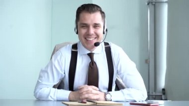 Webcam 'de konuşan iş adamı, iş görüşmesi için konferans videosu çekiyor. İş koçu, internetteki Vlog web sitesine bakıyor, online eğitim, e-koçluk, danışmanlık....