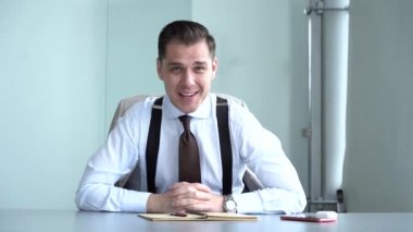Webcam 'de konuşan iş adamı, iş görüşmesi için konferans videosu çekiyor. İş koçu, internetteki Vlog web sitesine bakıyor, online eğitim, e-koçluk, danışmanlık....