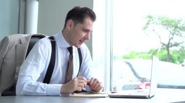 Kendine güvenen iş adamı dizüstü bilgisayarında konferans videosu çekiyor. Erkek çağrı merkezi ajanı, müşteri destek müdürü ya da internet kamerasıyla iletişim kuran pazarlamacı ofiste bilgisayarda sohbet ediyor.