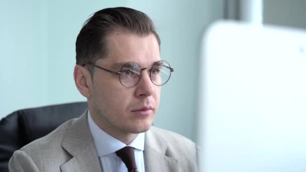 Casual επιχειρηματίας που εργάζεται στο γραφείο, κάθεται στο γραφείο, πληκτρολογώντας στο πληκτρολόγιο, κοιτάζοντας οθόνη υπολογιστή — Αρχείο Βίντεο