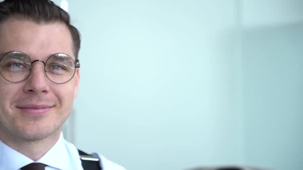 Sebevědomý šťastný podnikatel nosí brýle při pohledu do kamery v kanceláři, pozitivní muž zaměstnanec výkonný úsměv tvář spokojeni s dobrou kariérou pózování v moderní kanceláři. — Stock video