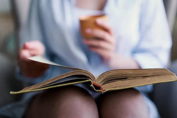 Schöne Mädchen beim Lesen eines Buches zu Hause. Freizeit in Innenräumen — Stockfoto