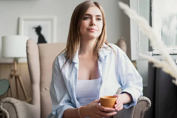 Menikmati Kopi Segar Wanita Muda Yang Cantik Minum Kopi Dan — Stok Foto