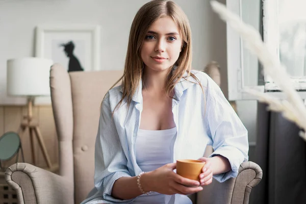 Menikmati Kopi Segar Wanita Muda Yang Cantik Minum Kopi Dan — Stok Foto