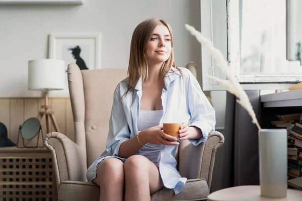 Menikmati Kopi Segar Wanita Muda Yang Cantik Minum Kopi Dan — Stok Foto