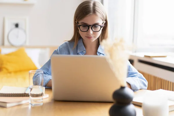 Travailler à la maison me permet un travail flexible. Agréable jeune femme heureuse pigiste travaillant sur ordinateur à la maison. — Photo