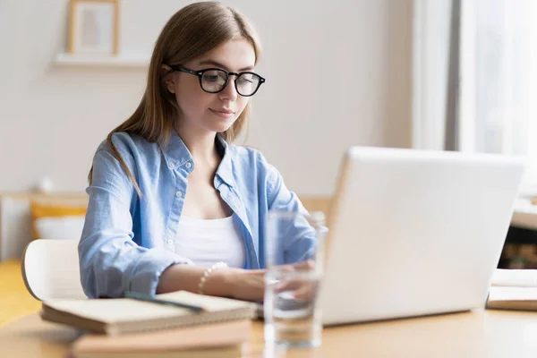 Trabajar en casa me permite un trabajo flexible. Agradable joven feliz freelancer trabajando en el ordenador en casa . — Foto de Stock