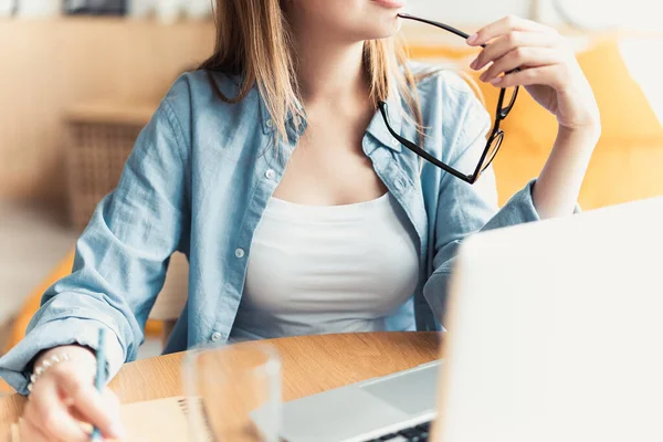 Travailler à la maison me permet un travail flexible. Agréable jeune femme heureuse pigiste travaillant sur ordinateur à la maison. — Photo