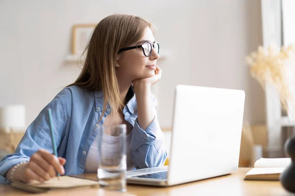 Travailler à la maison me permet un travail flexible. Agréable jeune femme heureuse pigiste travaillant sur ordinateur à la maison. — Photo