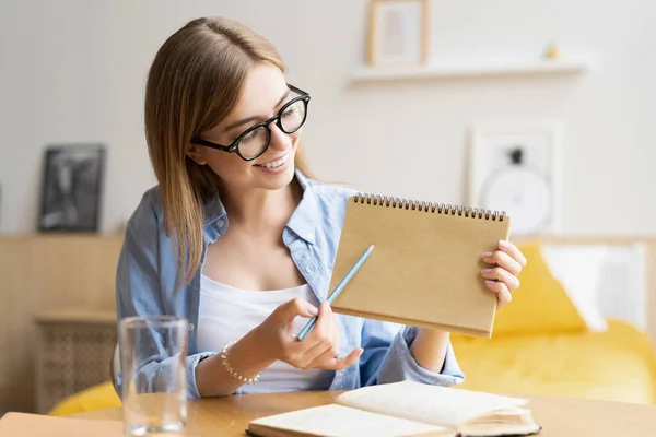 Heureuse femme blogueur candidat enseignant assis au bureau à la maison regarder la caméra faire entretien d'emploi en ligne pendant le chat vidéo — Photo